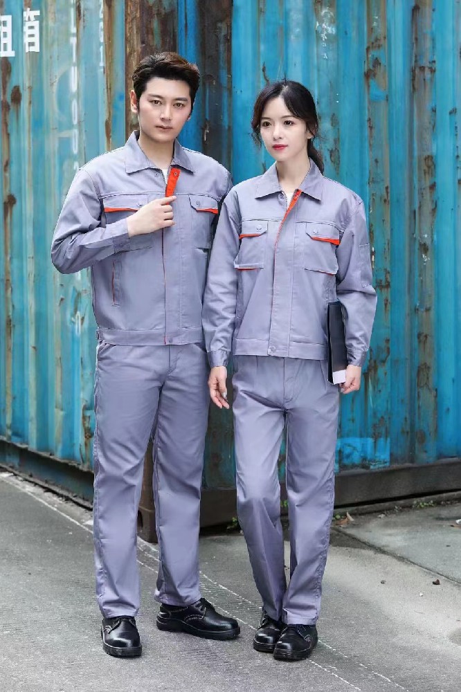 選擇夏裝工作服的面料時(shí)，需要考慮以下幾個(gè)因素：